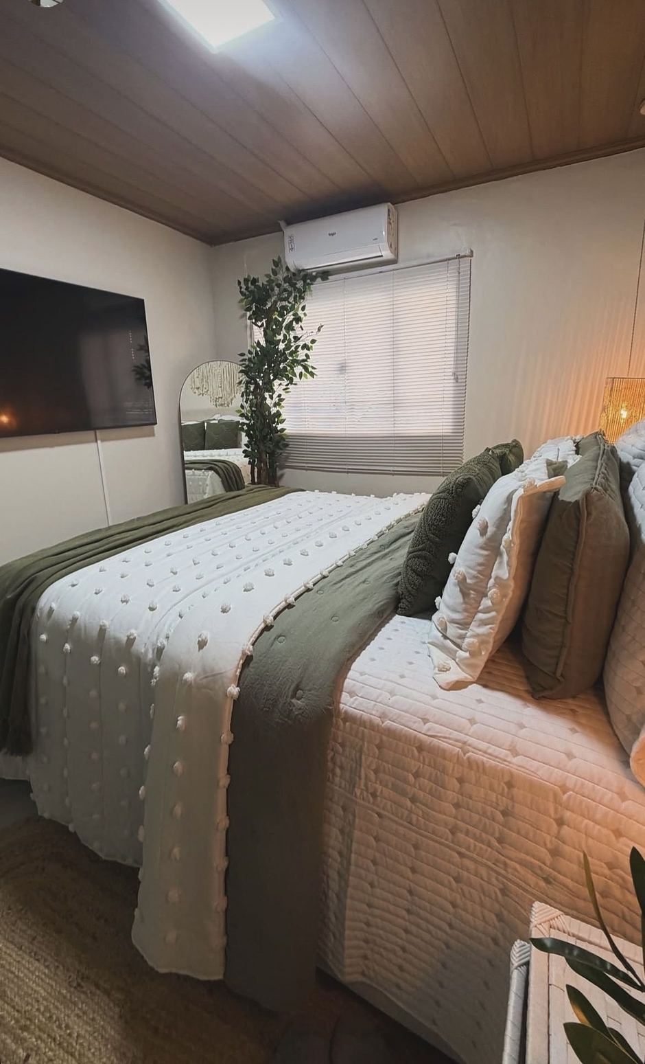Quarto compacto com cama arrumada