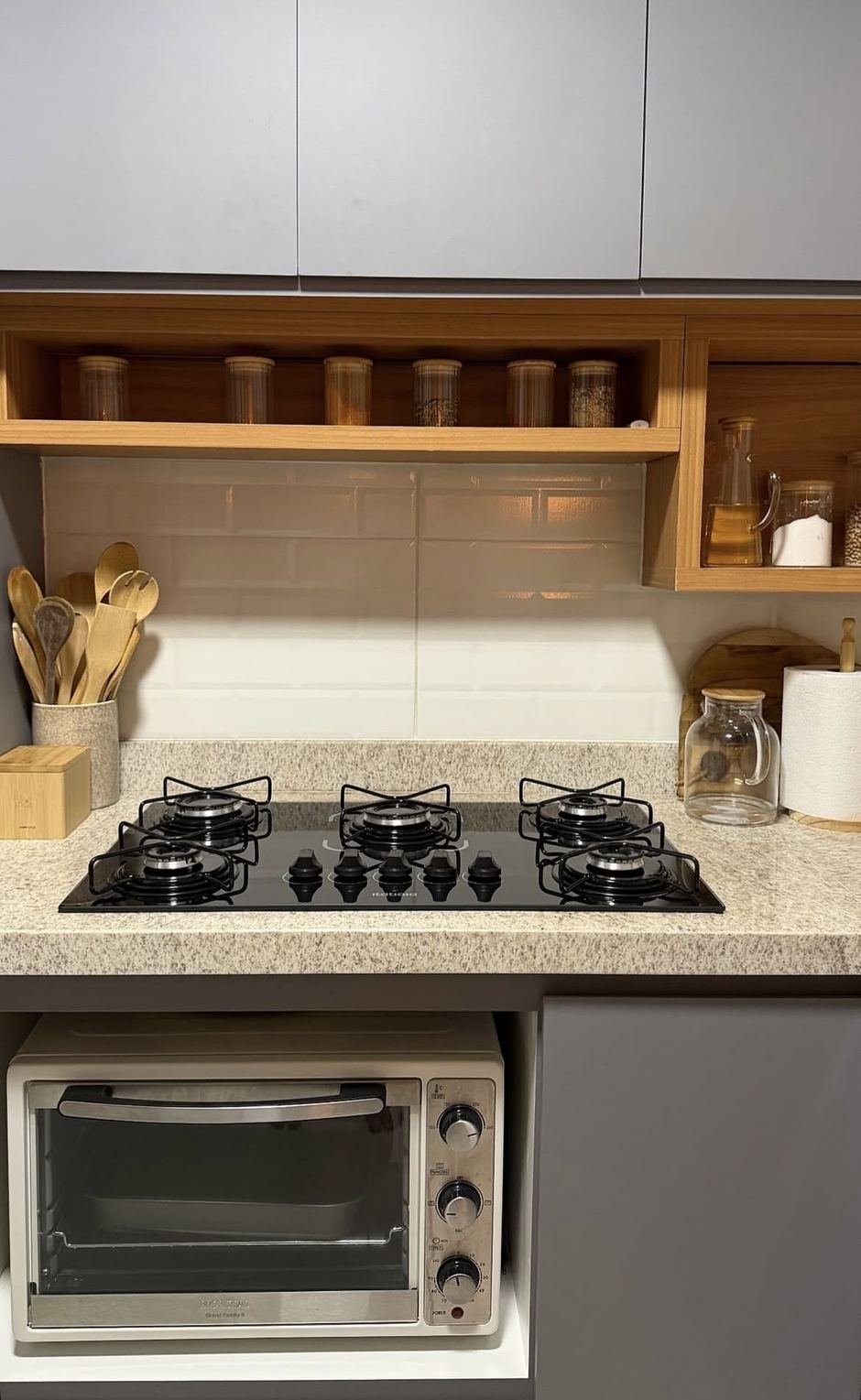 Cooktop limpo na bancada e forno elétrico brilhando