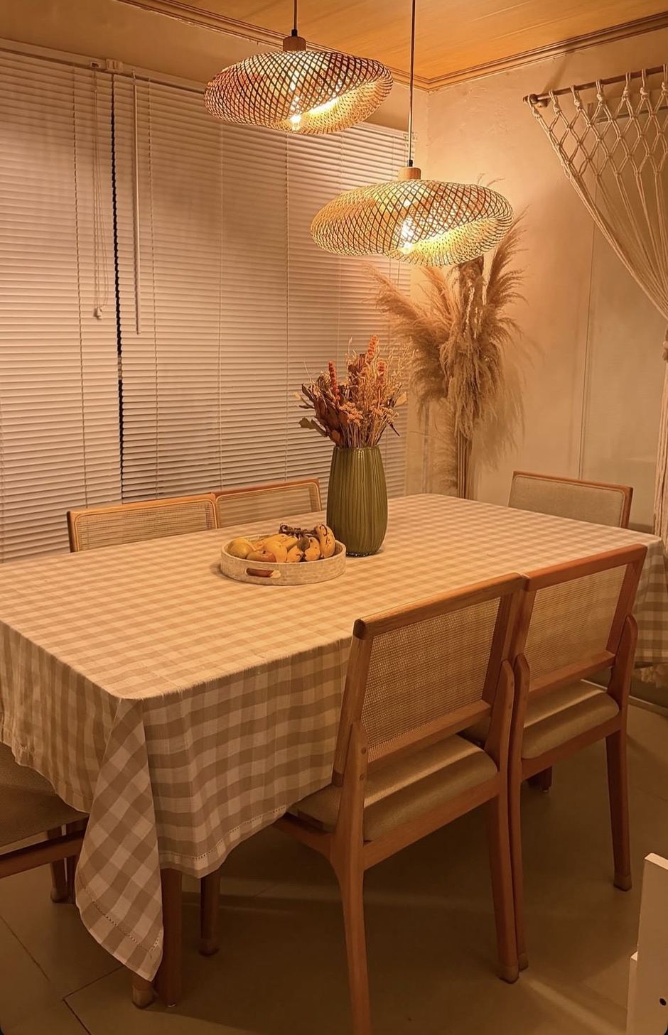 Sala de jantar arrumada com luminárias de palha